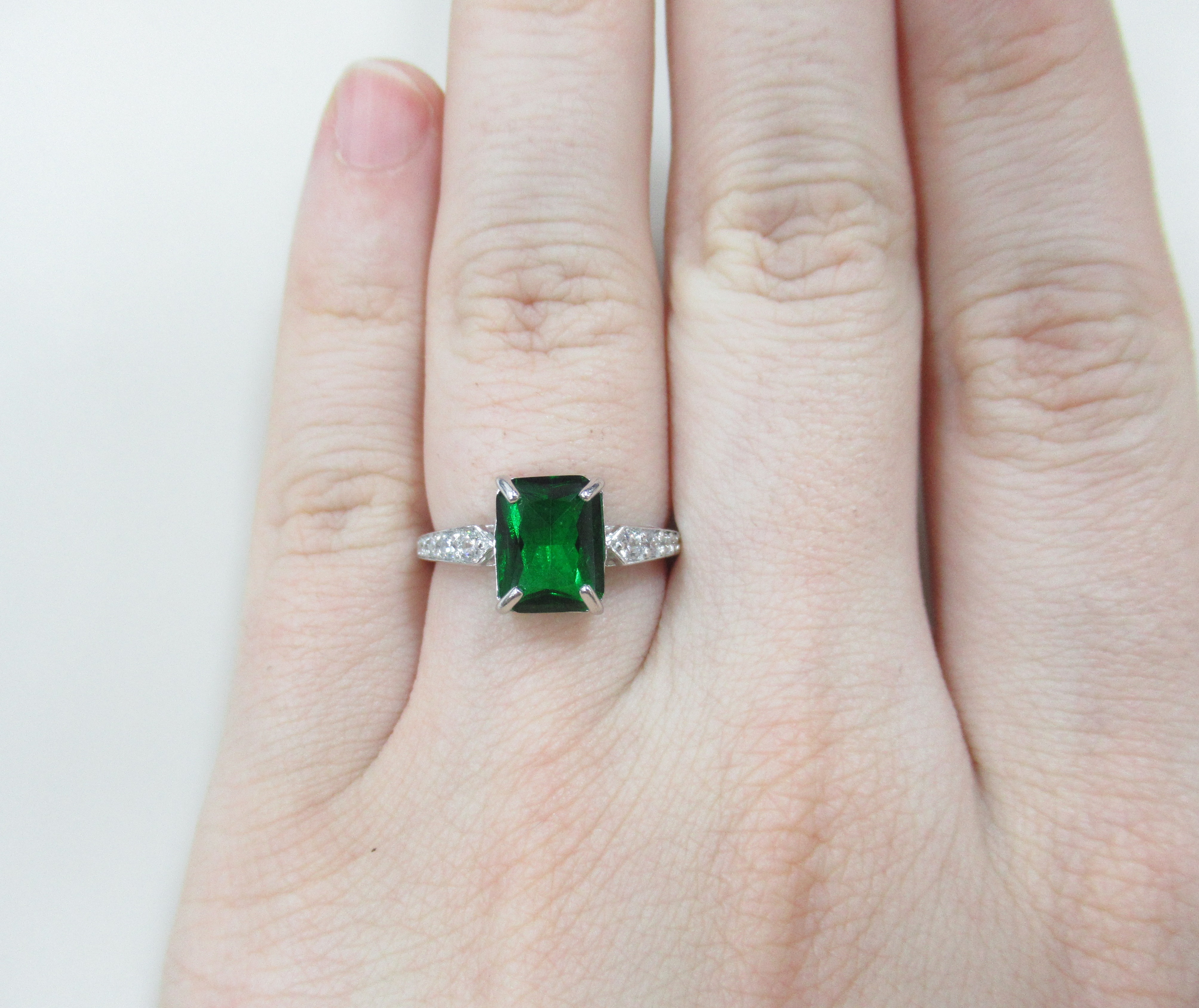 Серебряное кольцо с зеленым топазом